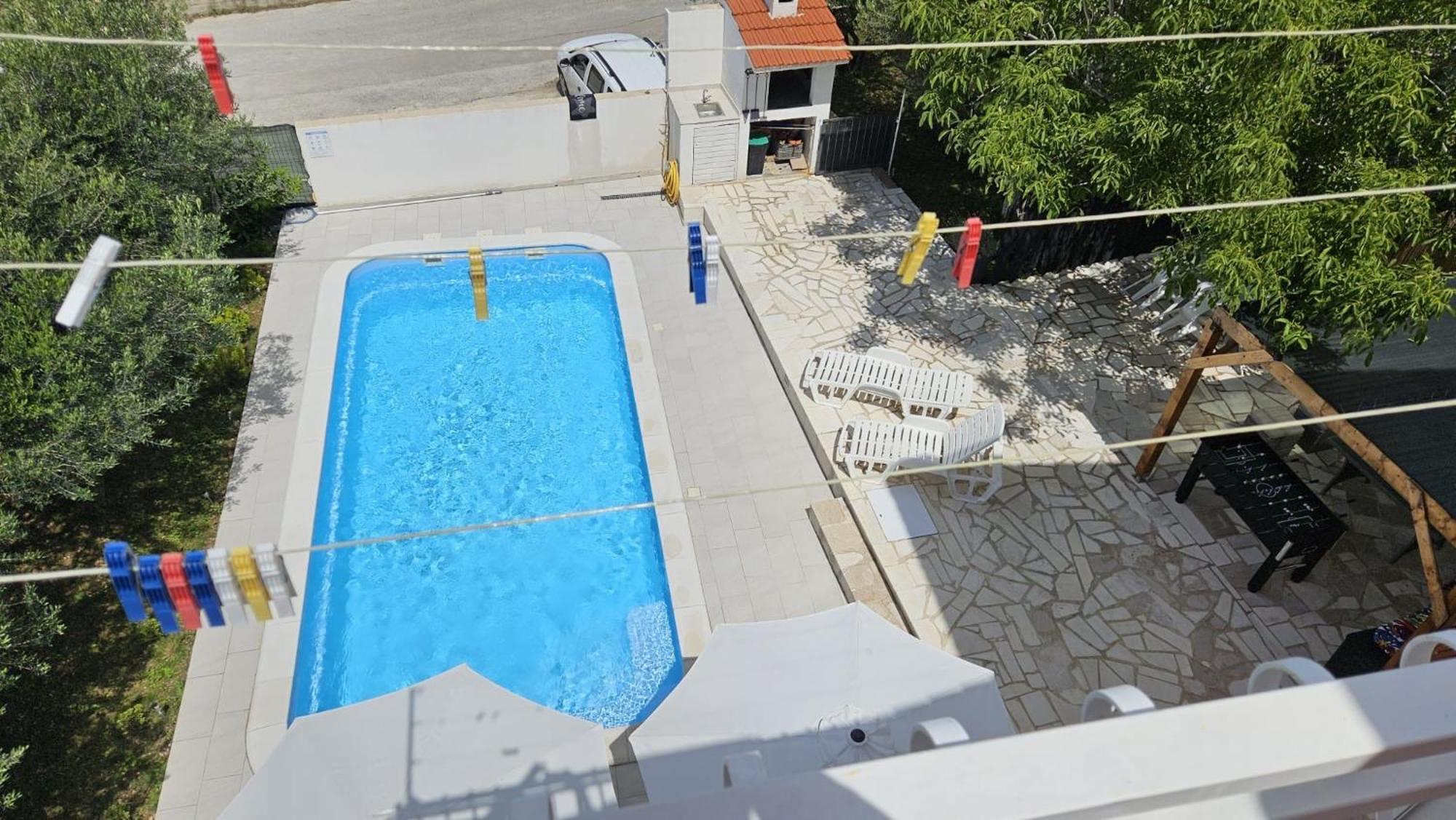 Mia With Pool1 *